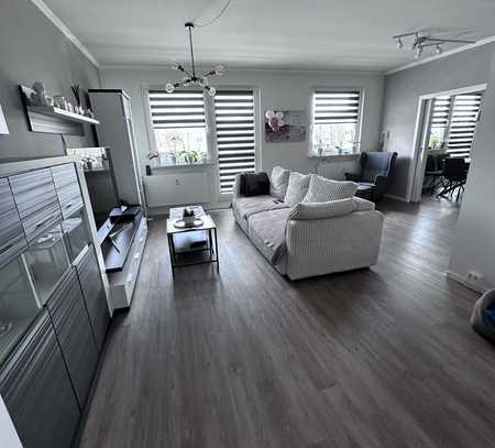 Schöne 5 Zi Wohnung mit 2 Bäder und 2 Balkone