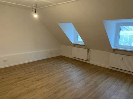 sanierte 2-Zimmer-DG-Wohnung KDB im 5.OG