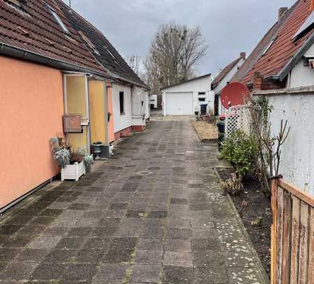 Doppelhaushälfte mit großem Anbau in Neureut