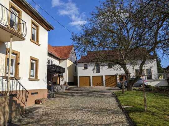 Ländliches Anwesen mit Nebengebäuden, 4 Wohneinheiten, Freiflächen, in angenehmer Lage