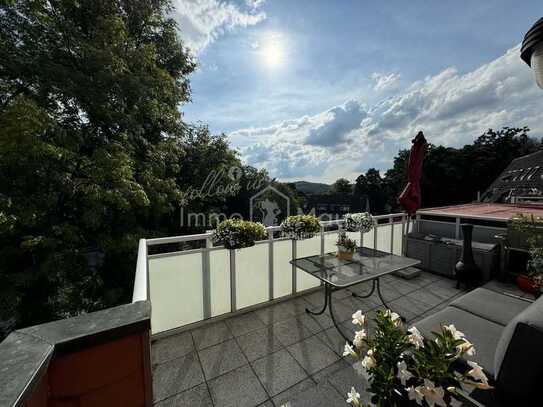 Schöne helle Dachgeschosswohnung mit Balkon im Grünen