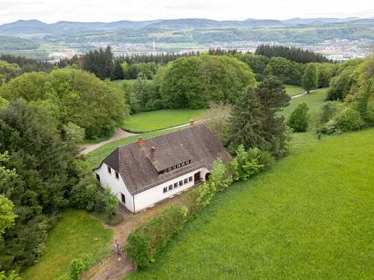 Landhausvilla mit Geschichte in exponierter Lage und traumhaftem Fernblick!