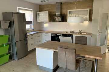 Neuwertige, möblierte 3-Zi.-Wohnung mit moderner Einbauküche und Gartenanteil