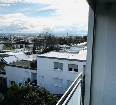 Sonnige 4 1/2-Zimmerwohnung mit Balkon in sehr guter Lage