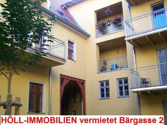 Höll-Immobilien vermietet ruhige 2-Raumwohnung mit Balkon direkt am Markt