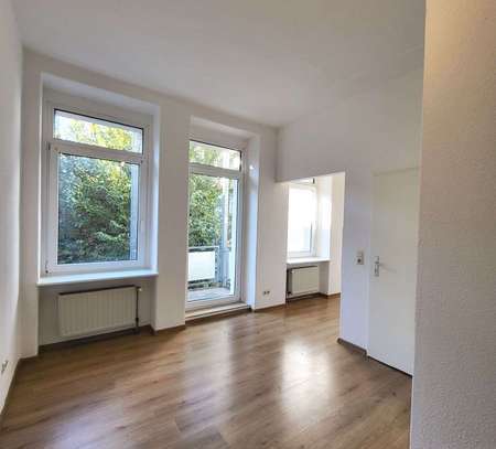 Schöne 3-Raumwohnung - frisch renoviert - neuer Laminatboden - Balkon - EBK als Option!