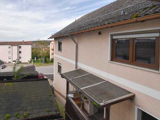 Sanierungsbedürftiges Mehrfamilienhaus in guter Lage in Regenstauf