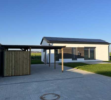 Neubau freistehendes Einfamilienhaus mit Carport und großem Garten