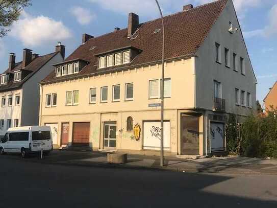 Mehrfamilienhaus und Garagenhof