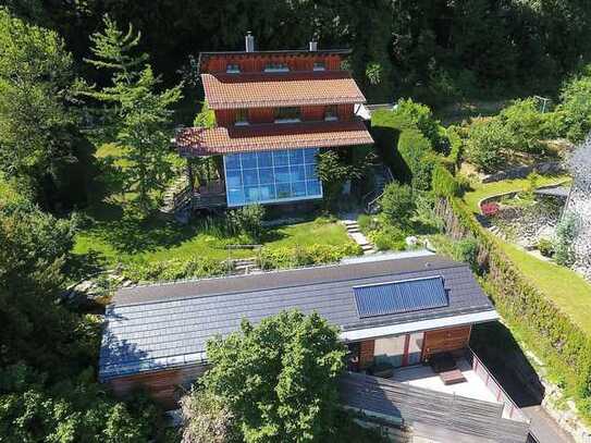 Im Einklang mit der Natur: 2 Architektenhäuser am Waldrand mit Bergblick in Feldafing