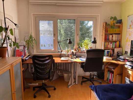 Lichtdurchflutetes WG-Zimmer zur Zwischenmiete (Mai-September)