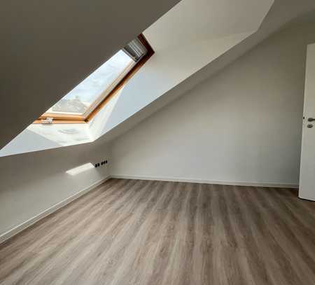 Neu renovierte DG-Wohnung mit Klimaanlage, 6. Stock OHNE Aufzug