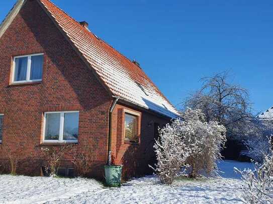 Frisch saniertes Haus mit großem Garten ab März zu mieten.