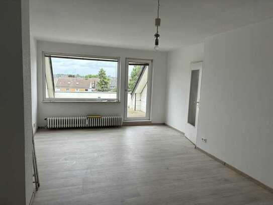 Attraktive und vollständig renovierte 2-Raum-DG-Wohnung in Duisburg