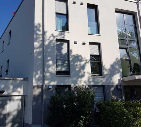 3-Zimmer-Wohnung mit Terrasse und Einbauküche in München Solln