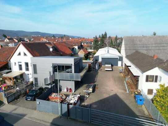 Modernes Bürogebäude mit Gewerbehalle und großzügigem Freiplatz in Neustadt-Mußbach