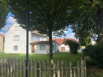 Zweifamilienhaus mit Garagen und Stellplätzen in Hayingen
