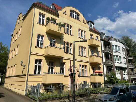 Altbau-Charme: Bezugsfreie Wohnung mit Balkon in ruhiger Wohnstraße