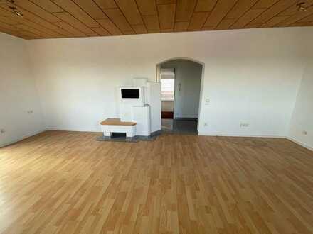 Geschmackvolle 3-Raum-Wohnung mit Balkon und EBK sowie Garage in Stuttgart