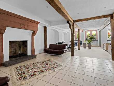 **Imposante 3-Zi.- Altbau-Whg. mit neuer EBK/offenen Kamin im Zentrum der Altstadt von Gelnhausen**