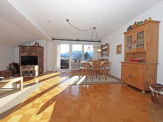 Schöne Dachgeschosswohnung mit Balkon und Blick auf die Kampenwand