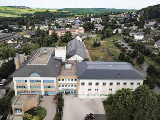 Krankenhaus mit vielseitigem Potenzial auf großem Grundstück