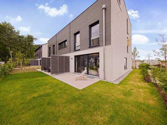 Helles Reiheneckhaus im modernen Baustil mit Flachdach und Dachterrasse