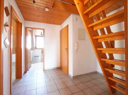Helle Dachgeschosswohnung mit großem Balkon und Garage – vielseitig nutzbar in Untermeitingen!