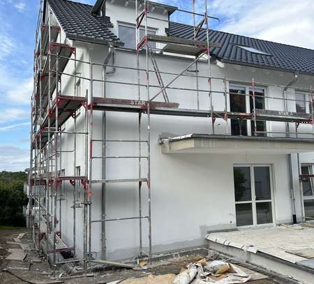 Erstbezug mit Balkon: Freundliche 1,5-Zimmer-DG-Wohnung mit gehobener Innenausstattung in Braunfels