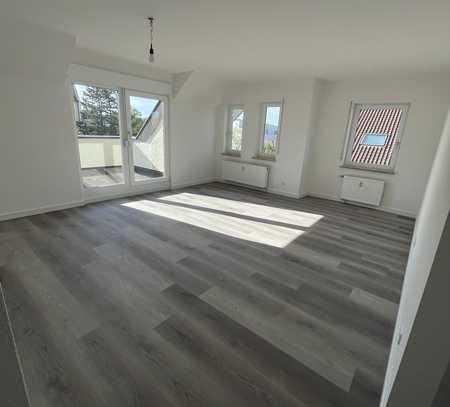 Vollständig renovierte 2-Zimmer-Wohnung mit Balkon, Keller und Tiefgaragenstellplatz in Pforzheim
