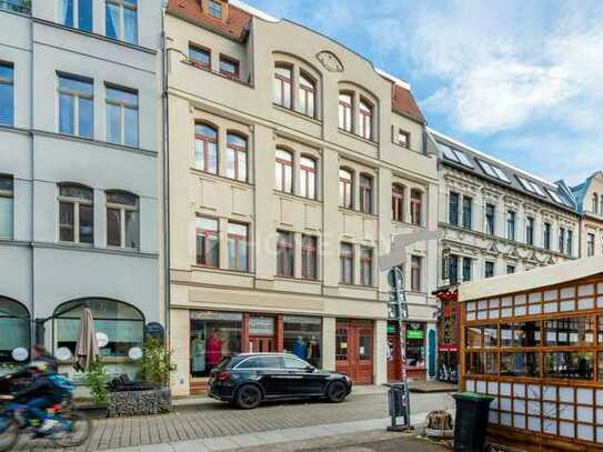 Innenstadtlage! Charmante Altbauwohnung mit 2 Zimmern, großem Balkon, Wannenbad und Stellplatz