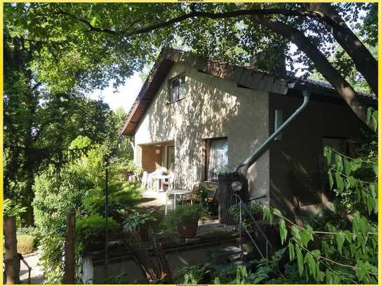 Frohnau! Modernisierungsbedürftiges Einfamilienhaus (Massivbau 1965) in hinterer Waldhanglage