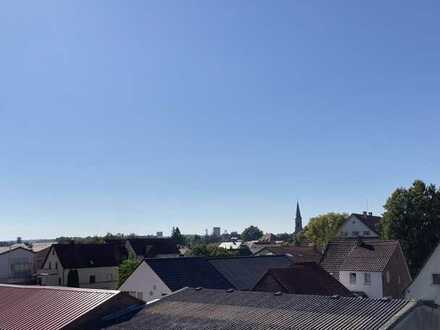 Über den Dächern von Gemmingen: Großzügig geschnittene Eigentumswohnung mit Balkon, Aufzug, Garage