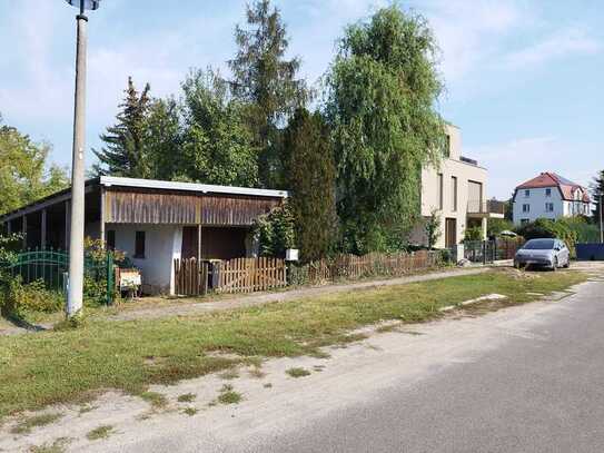 Bebautes Grundstück mit altem Haus und Garage zur individuellen Gestaltung.