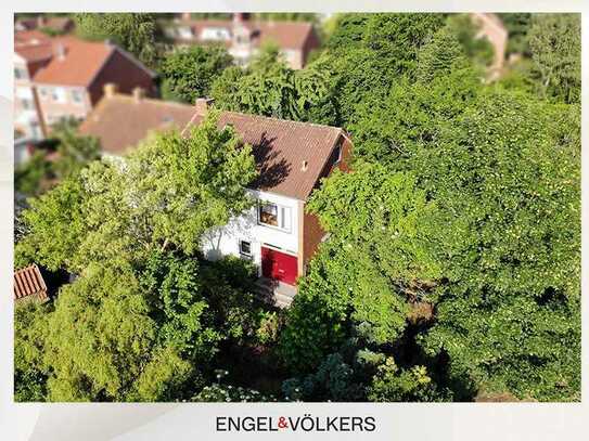 Zentral gelegene Doppelhaushälfte mit Blick in den naturnahen Garten