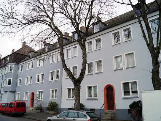 Schöne 2 ZKB Wohnung mit Frisch Saniertem Bad mit Balkon - In Bochum !