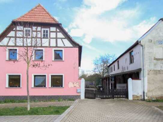 Mehrfamilienhaus mit Ausbaumöglichkeit auf 3 WE und Nebengebäude zentral in Kolitzheim