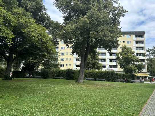 SONNIGE GESCHÄFTSRÄUME DIREKT AM WETTERSTEINPLATZ - WERDEN GERADE MODERN RENOVIERT