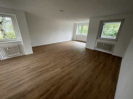 Schöne, große 4 Zimmer Wohnung mit Balkon