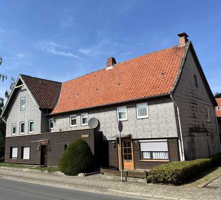 Großes, freistehendes Haus mit zwei Wohnungen