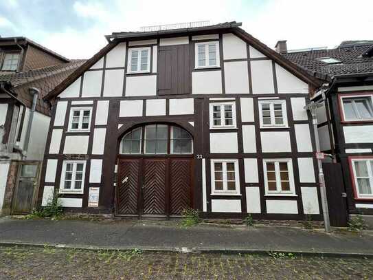 Historisches Fachwerkhaus mit Denkmalschutz -Mehrfamilienhaus in Holzminden zu verkaufen!