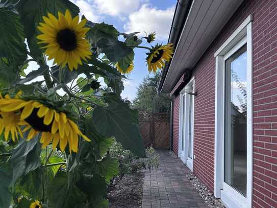 Klein, aber oho! Gepflegter Bungalow mit Carport + neuer EBK in idyllischer Dorfrandlage