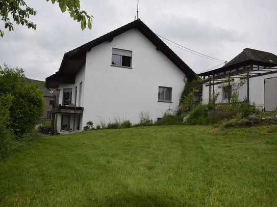 RESERVIERT! Zweifamilienhaus in Muscheid inkl. PV-Anlage