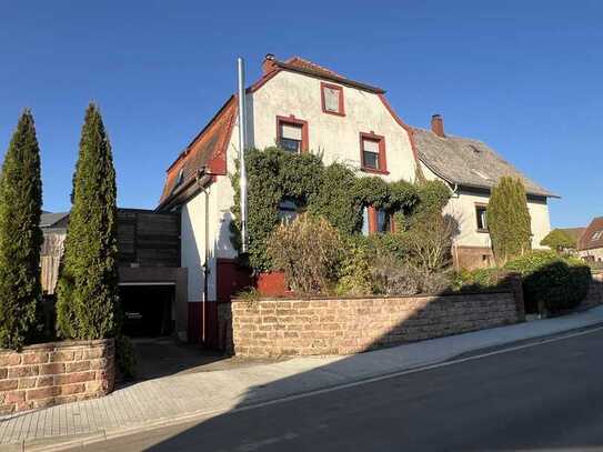 Charmantes Einfamilienhaus mit Garage und einladender Terrasse