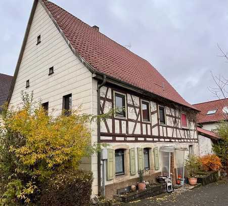 Historisches Wohnhaus mit anteiligen Nebengebäude