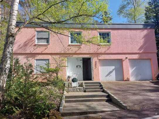 Cozy House in Pink! Freistehendes Einfamilienhaus in Waldrandlage mit traumhaftem Garten