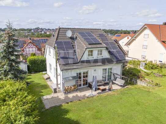 Neuwertiges Einfamilienhaus mit großem Garten, EBK, Komfortkamin, Garage und Außenstellplatz