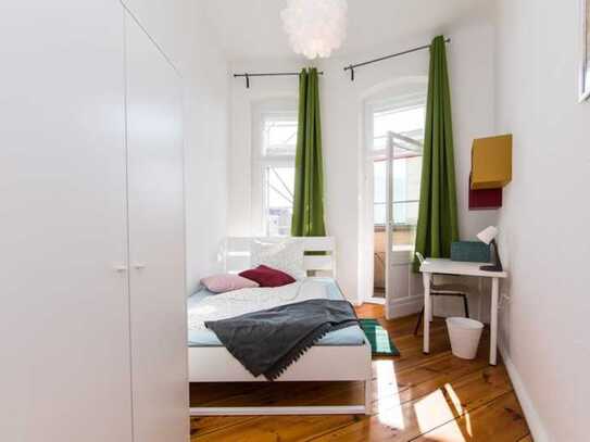 Charming double bedroom in a 5-bedroom apartment near Prenzlauer Allee/Ostseestr. (Berlin) tram stop