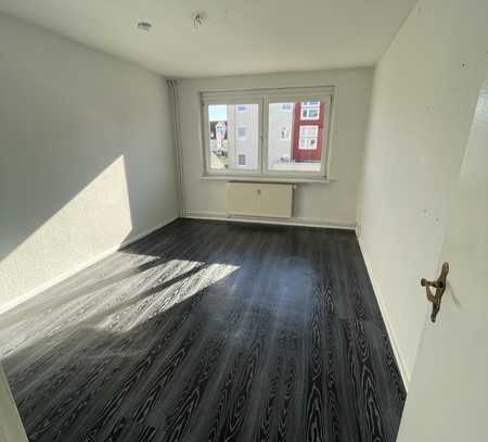 2 Monate kaltmietfrei! helle 2-Raum-Wohnung, Duschbad mit Fenster, Balkon und Keller