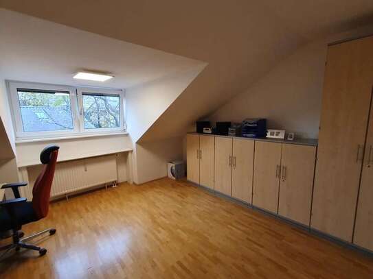 Geschmackvolle, gepflegte 4-Zimmer-Dachgeschosswohnung mit Dachterrasse in Unterhaching